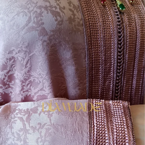 Caftan Makhzani rose bébé en Brocart Satiné – Image 4
