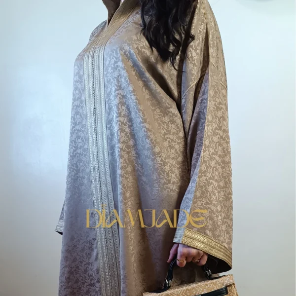 Caftan Makhzani Beige Taupe en Brocart Satiné – Image 2