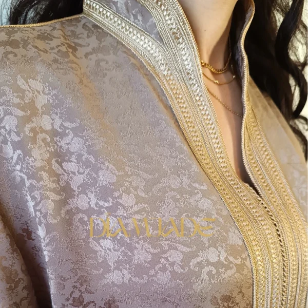 Caftan Makhzani Beige Taupe en Brocart Satiné – Image 3