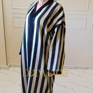 Caftan Makhzani en lin rayé noir – Vue complète