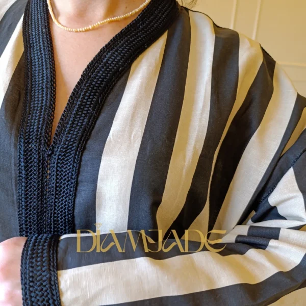 Détail Sfifa Malakia artisanale sur caftan marocain - Col en V brodé main style Dar Makhzen