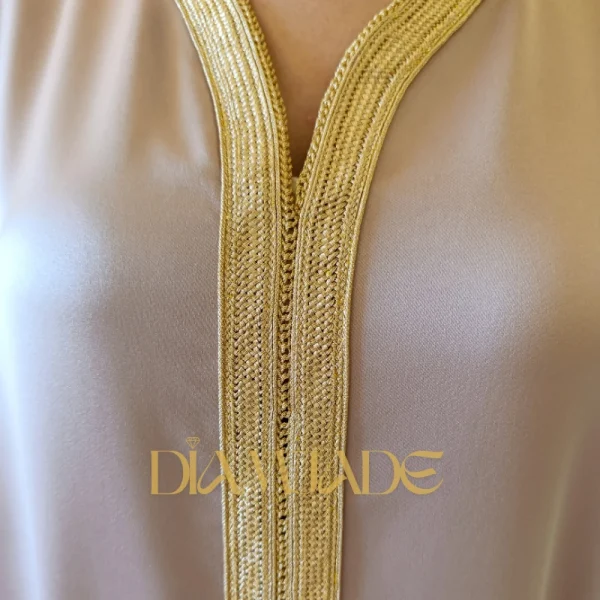 Finitions artisanales du caftan Makhzani – col en V brodé