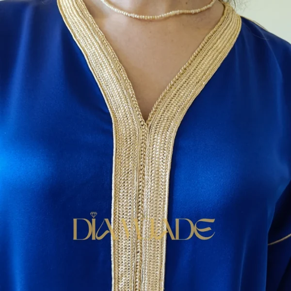 Finitions artisanales du caftan Makhzani – col en V brodé