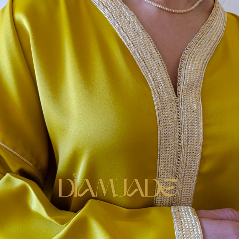 Finitions artisanales du caftan Makhzani – col en V brodé