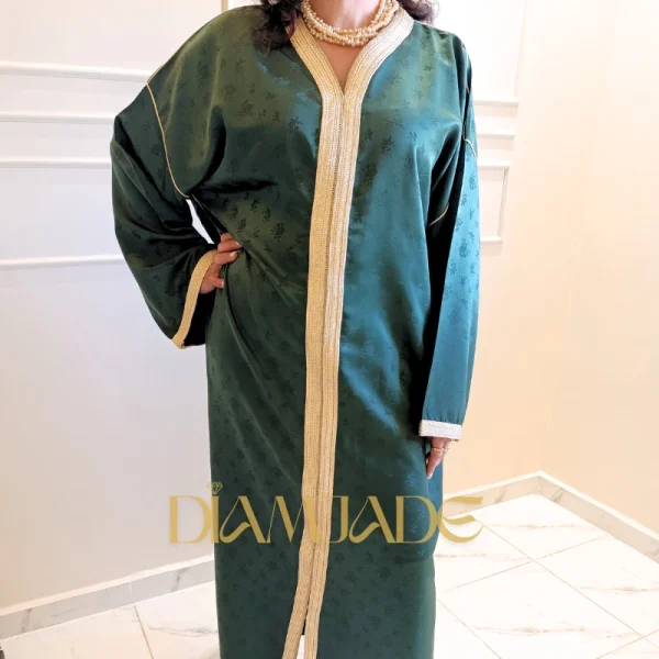 Finitions artisanales du caftan Makhzani – col en V brodé