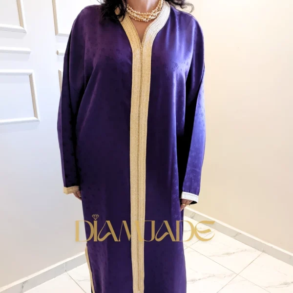 Finitions artisanales du caftan Makhzani – col en V brodé
